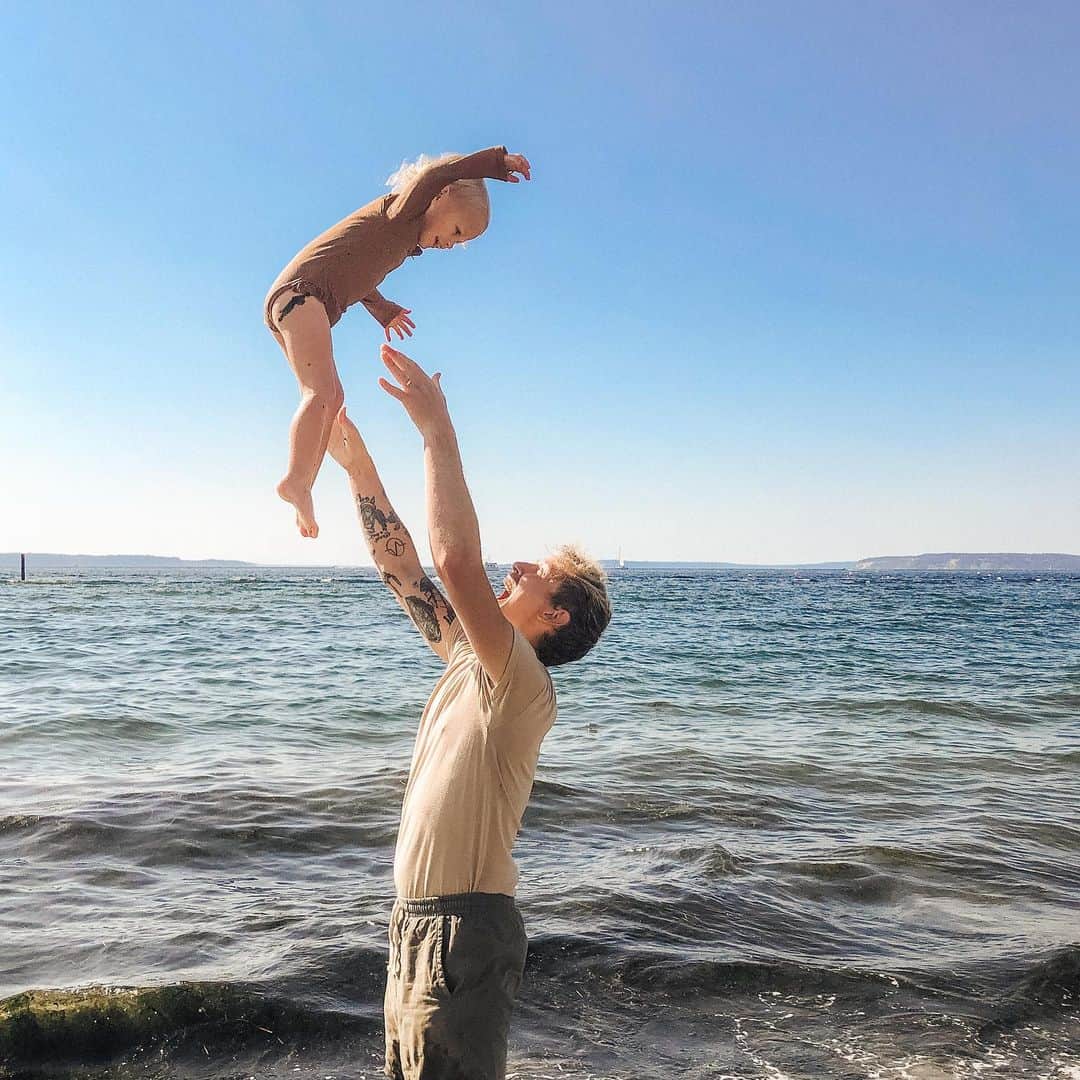 Acacia Brinleyさんのインスタグラム写真 - (Acacia BrinleyInstagram)「Brinley Rey is heading home today for the next couple weeks with the in laws. We’re gonna miss her so much. She always knew exactly how to cheer me up and make me laugh. But that’s not her job and I can’t ask that of her 🥺This world up here in Seattle is just getting too hard for her. So, I hate saying goodbye to her sweet smile but I know she’ll be so much happier in Eugene while Rosie is working on getting home too. Just so blessed to literally have the best girls around. I’m one lucky mama. 💛 Here’s a few photos from a lil while back ✨」7月12日 1時49分 - acaciakersey