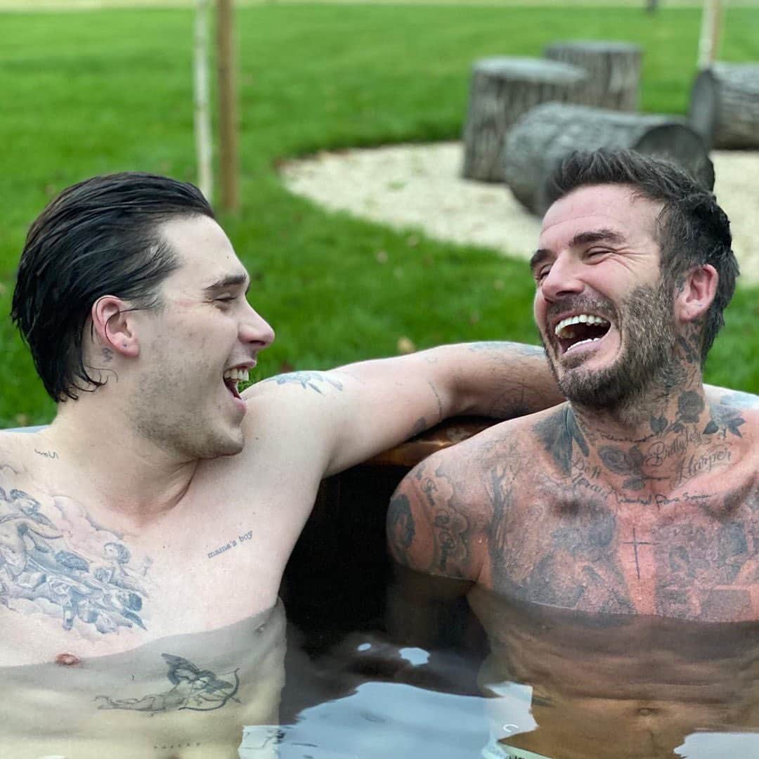 E! Onlineさんのインスタグラム写真 - (E! OnlineInstagram)「We know Brooklyn Beckham only confirmed his engagement today, but we’re kicking ⚽️ ff the wedding planning by saying having his dad as his best man would be #Goals. 🥅 (📷:Instagram)」7月12日 1時50分 - enews