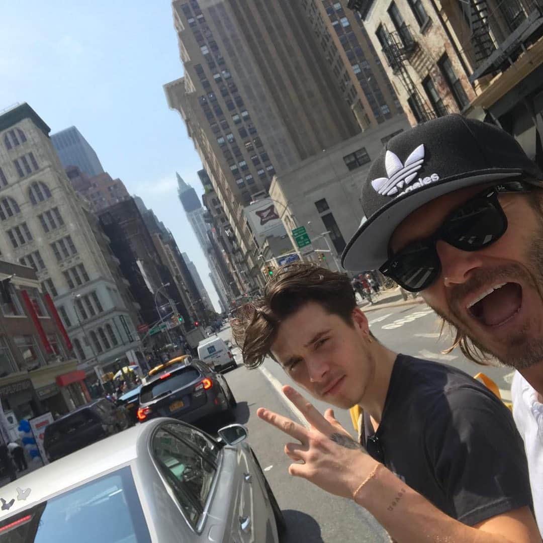 E! Onlineさんのインスタグラム写真 - (E! OnlineInstagram)「We know Brooklyn Beckham only confirmed his engagement today, but we’re kicking ⚽️ ff the wedding planning by saying having his dad as his best man would be #Goals. 🥅 (📷:Instagram)」7月12日 1時50分 - enews
