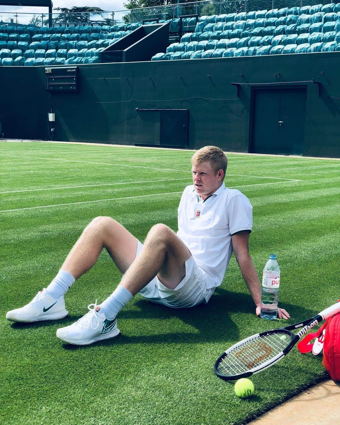 カイル・エドマンドさんのインスタグラム写真 - (カイル・エドマンドInstagram)「Always special to play on the grass @wimbledon. My first hit this year wearing what would have been my @nikecourt match outfit🤗🌱#2021 #WimbledonRecreated」7月12日 1時51分 - kyle.edmund