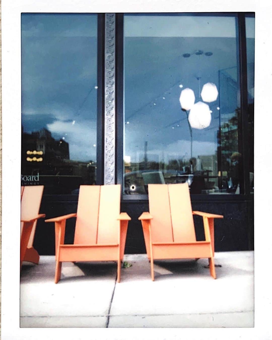 Fujifilm Instax North Americaさんのインスタグラム写真 - (Fujifilm Instax North AmericaInstagram)「Check out what makes @samanthaaelise, a 20-year old stylist & blogger, joyful while she explores her city of Boston with friends.   Exploring the city with my boyfriend and close friends by my side brings me an immense amount of joy. Boston will be a huge part of me for the rest of my life. This city has brought me so many opportunities, memories and friendships. I love seeing random pops of color throughout the city. It effortlessly brings some vibrancy into my day, and makes me pause to reflect on all of the blessings I have in my life.   #instaxjoy #dontjusttakegive #instax #instaxgiveprogram」7月12日 2時03分 - fujifilm_instax_northamerica