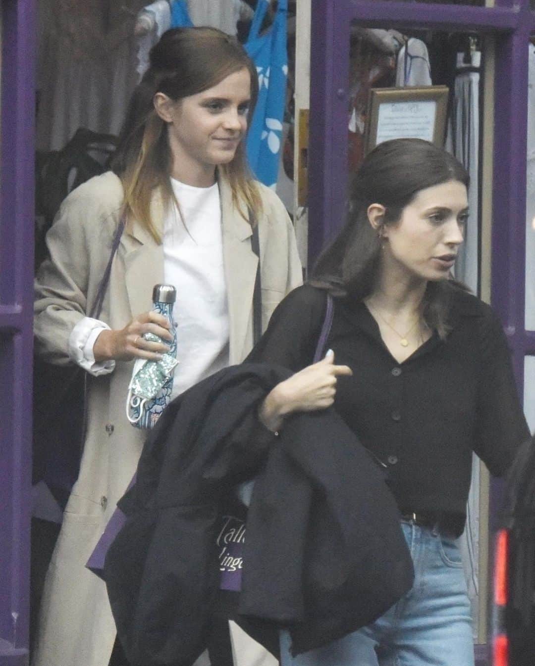 Just Jaredさんのインスタグラム写真 - (Just JaredInstagram)「Emma Watson is joined by a friend while doing some shopping in London on Saturday afternoon. #EmmaWatson Photos: Backgrid」7月12日 2時03分 - justjared