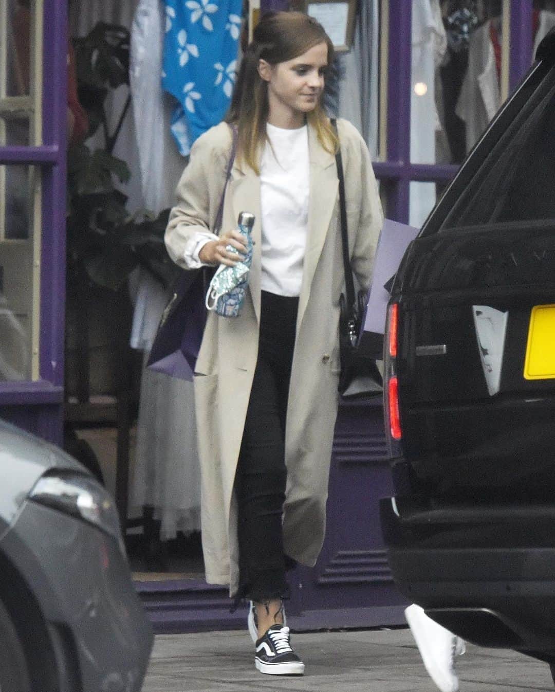 Just Jaredさんのインスタグラム写真 - (Just JaredInstagram)「Emma Watson is joined by a friend while doing some shopping in London on Saturday afternoon. #EmmaWatson Photos: Backgrid」7月12日 2時03分 - justjared