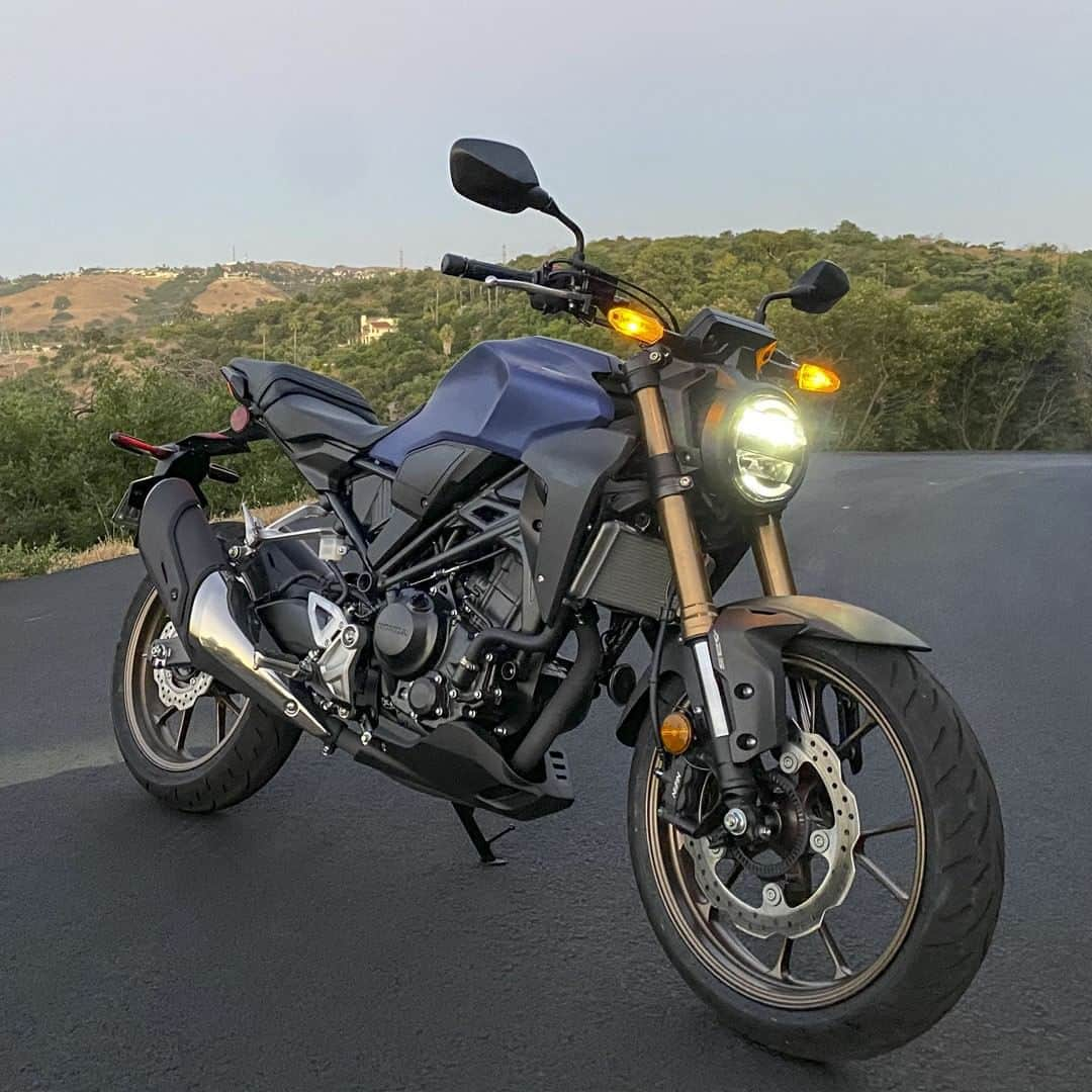 Honda Powersports USさんのインスタグラム写真 - (Honda Powersports USInstagram)「2020 CB300R  Light weight, plenty of power, precise handling and a fun factor that’s off the charts. #cb300r #betteronahonda」7月12日 2時00分 - honda_powersports_us