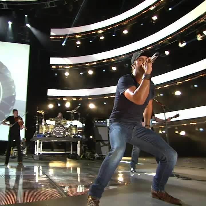 アメリカン・ブロードキャスティング・カンパニーのインスタグラム：「Hey Country Music fans! Get ready for a night you won't want to miss! Join us and @lukebryan as he hosts "Best of #CMAfest" Monday, July 13 at 8|7c on ABC! 😍🎶 Visit CMAfest.com to see the full lineup. Here’s a little Luke performance teaser to get you ready!」
