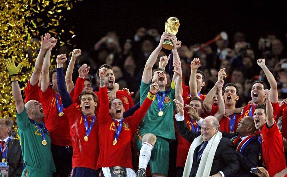 ロドリゴ・モレノ・マチャドのインスタグラム：「Gracias a los campeones de 2010 por tanta felicidad y por el honor de vestir un estrella ganada por ellos y que nos recuerda la grandeza, el legado y la responsabilidad del país al que representamos. 👏🏽 #10añosconestrella 🌟」