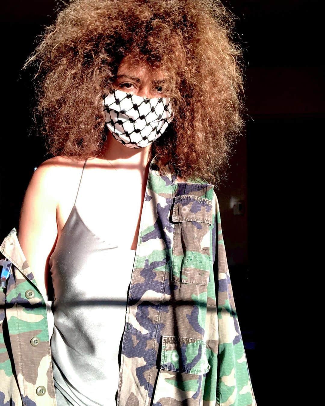 ヤスミン・アル＝マスリーのインスタグラム：「And they wore masks.. and it was sexy.. and it said something about a mood @kuvrd #palestinian on the loose #losangeles .. have a safe and great #weekend beautiful people .. masks sold  support #refugees .. #shop and #reshape our world #profit and #impact is the new #cool right @mayorofimpact ?」