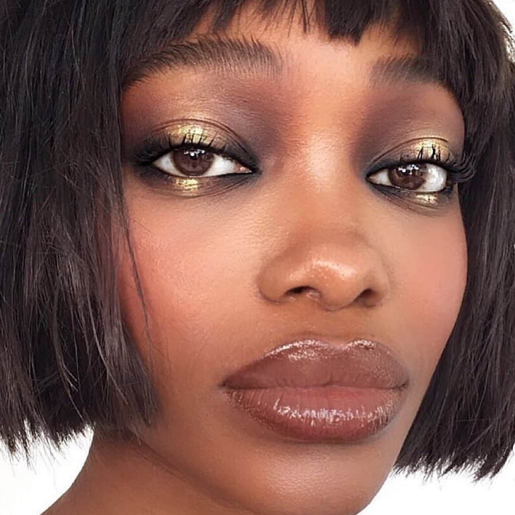 M·A·C Cosmetics UK & Irelandさんのインスタグラム写真 - (M·A·C Cosmetics UK & IrelandInstagram)「Weekend's are for: spending more time on YOU💄⁠⠀ ⁠⠀ Level up your artistry & play with Pigment in Gold to ⁠ignite smoky eyes. Makeup by @nettart. #regram @maccosmetics⁠⠀ ⁠⠀ All products used:⁠⠀ Eye Shadow in Film Noir and Sketch⁠⠀ Kohl Power Eye Pencil in Feline⁠⠀ Lip Pencil in Chestnut⁠⠀ Lipglass in Bittersweet Me #MACCosmeticsUK #MACCosmetics⁠」7月12日 2時15分 - maccosmeticsuk
