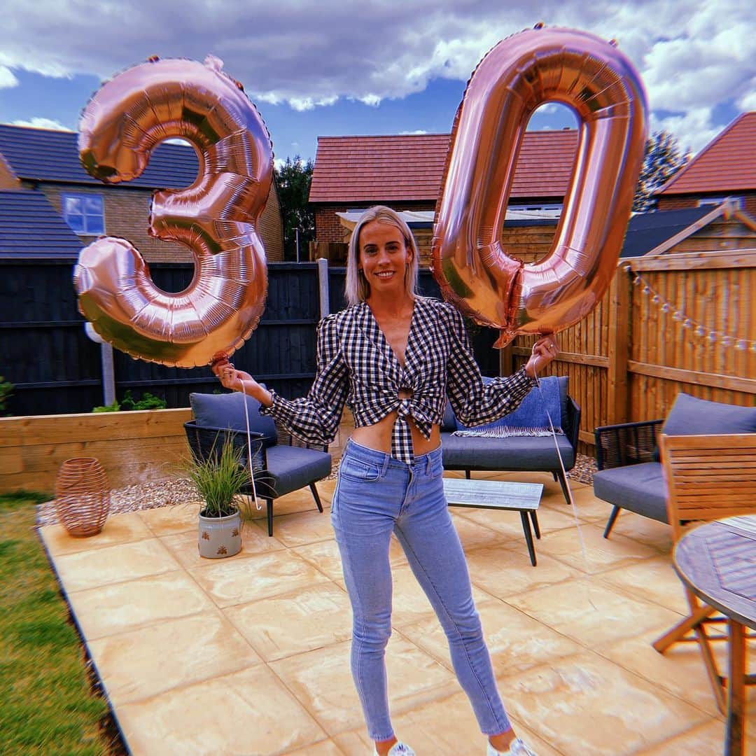 リンジー・シャープのインスタグラム：「DIRTY 30 😛 Got ID’d for wine at the Coop so I’ll take that as a win. Thank you so much for all the messages/cards/presents. It’s amazing to spend my birthday at home for the first in like 10 years 😅🥳」