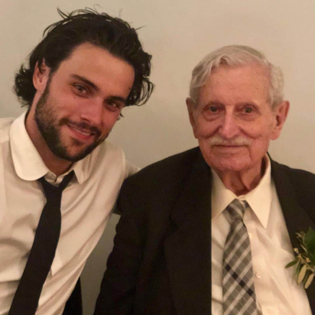 ジャック・ファライーのインスタグラム：「My sister said it best so I’ll leave her words here. Love you Grandpa. Give grandma a hug from me.   “My amazing grandfather, John Vecchioni, peacefully passed away this morning. His 94 incredible years were full of service to his country, family and community, hard work and deep love and affection for my grandmother, my mom and my aunts and uncles, his grandchildren, great-grandchildren and all of our loved ones too. He used to tell me he didn’t expect to live beyond 70, so every single year was a great blessing, even this one. I am grateful he got so many.   He spent parts of his life in Michigan, in a small town outside Rome and on the USS Winooski in the Pacific, but his very favorite place was sitting at the kitchen table surrounded by all of us.   There he taught me how to make pasta and roll gnocchi by hand, craft the perfect sandwich and argue with a spouse with conviction, laughter and love.   It is a particularly hard time to lose the foundation of our big family while we are all apart from each other. In honor of Grandpa, my cousins and brothers have been sending pictures of sandwiches to each other all day. I think he would have been delighted that we found a way to laugh over stacks of mortadella, sausage and provolone once again.   We will miss you always Grandpa. Thank you for every moment of unconditional love and support. Give Gram a kiss from us. ❤️”」