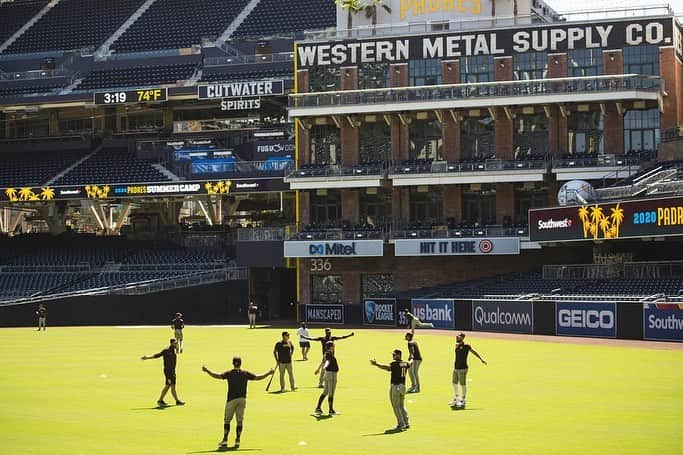 トム・デロングさんのインスタグラム写真 - (トム・デロングInstagram)「@padres are back in town! Some games are starting soon, and America is grateful. We need baseball, we need America’s fab past-time... oh shit, one more thing-  @dodgers are sex addicts」7月12日 2時36分 - tomdelonge