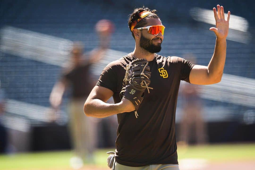 トム・デロングさんのインスタグラム写真 - (トム・デロングInstagram)「@padres are back in town! Some games are starting soon, and America is grateful. We need baseball, we need America’s fab past-time... oh shit, one more thing-  @dodgers are sex addicts」7月12日 2時36分 - tomdelonge