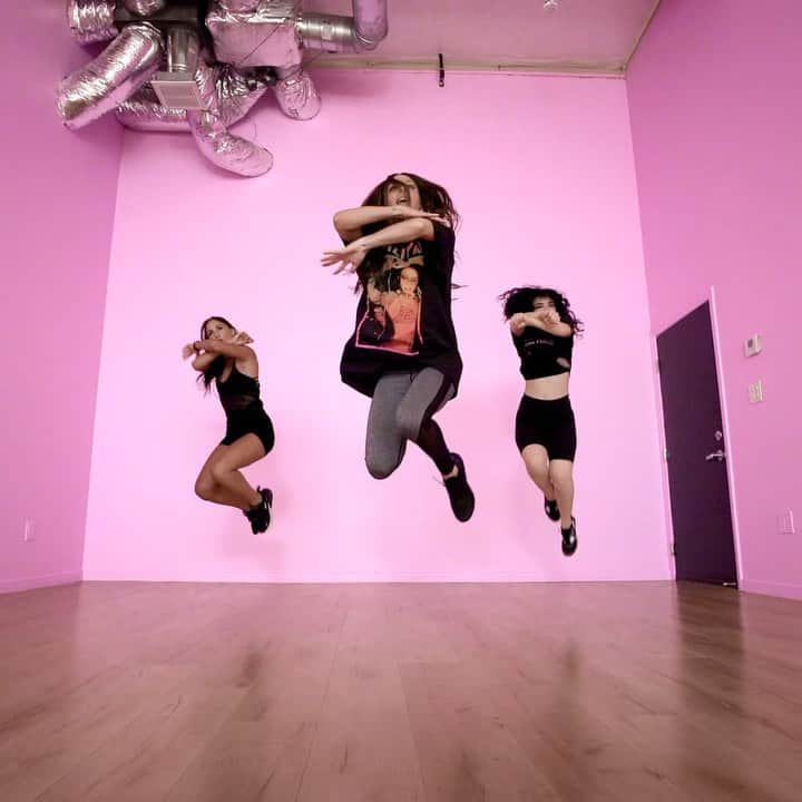 マンディー・ジルーのインスタグラム：「My new dance tutorial to “How You Like That” by @blackpinkofficial is out now! #LinkInBio - Choreography by 🙋🏻‍♀️. ⁣ Thank you to my babes @tanyajane_ & @myrandagibson for dancing with me, thank you to @patrickdmusic for filming, & thank you to @11theeleven for their beautiful studio space! 😊💖」