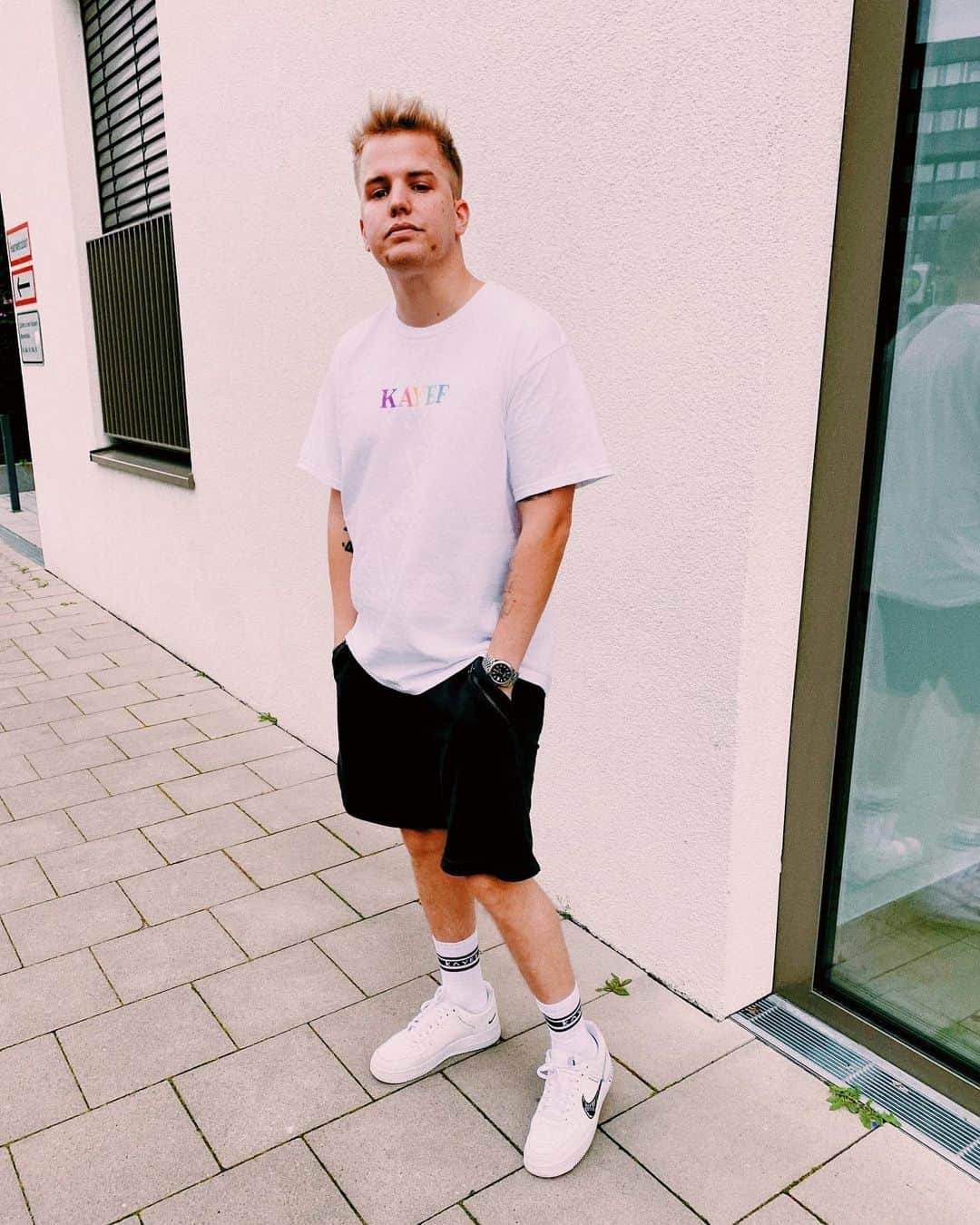 Kayefのインスタグラム：「RESTOCK IM SHOP! Und morgen droppen die neue Socken 🤟🏻 Finaly! So viele von euch haben gefragt wann endlich neue kommen - morgen 12:00 Uhr 🥳 Whoop Whoop! #kayefshop #kayefmerch #kayef」