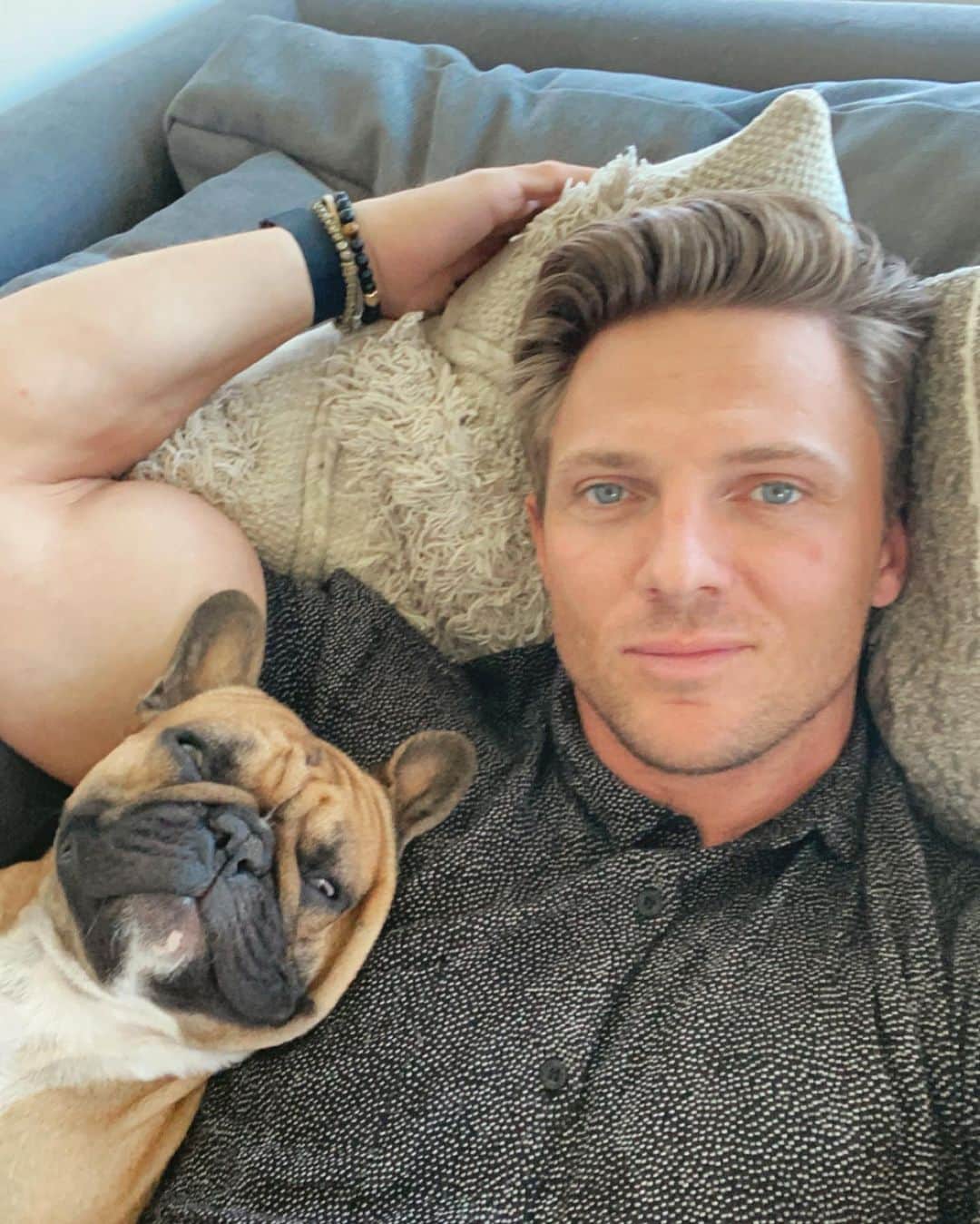 スティーブ・クックのインスタグラム：「Saturday are for the boys. Rest days in the cook household look something like this..... Ps- that side roll on @hobbescook head 🤣🤣」