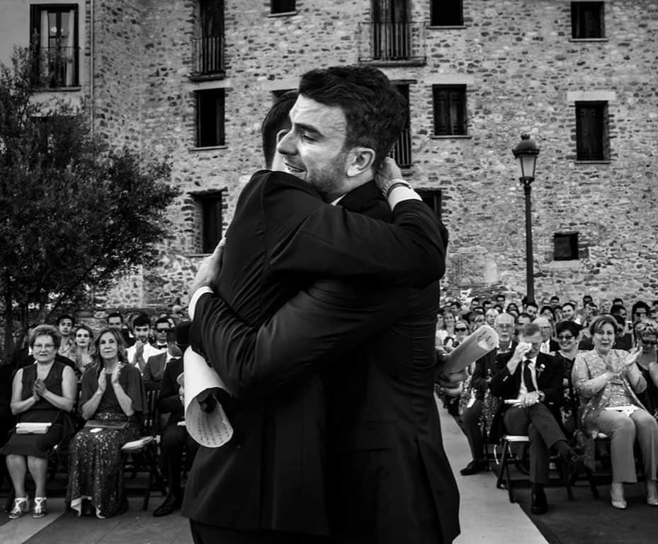 エリック・ラドフォードのインスタグラム：「The best day of my life.  #oneyear #anniversary #husbands #loveislove   📸 - @victorlax」