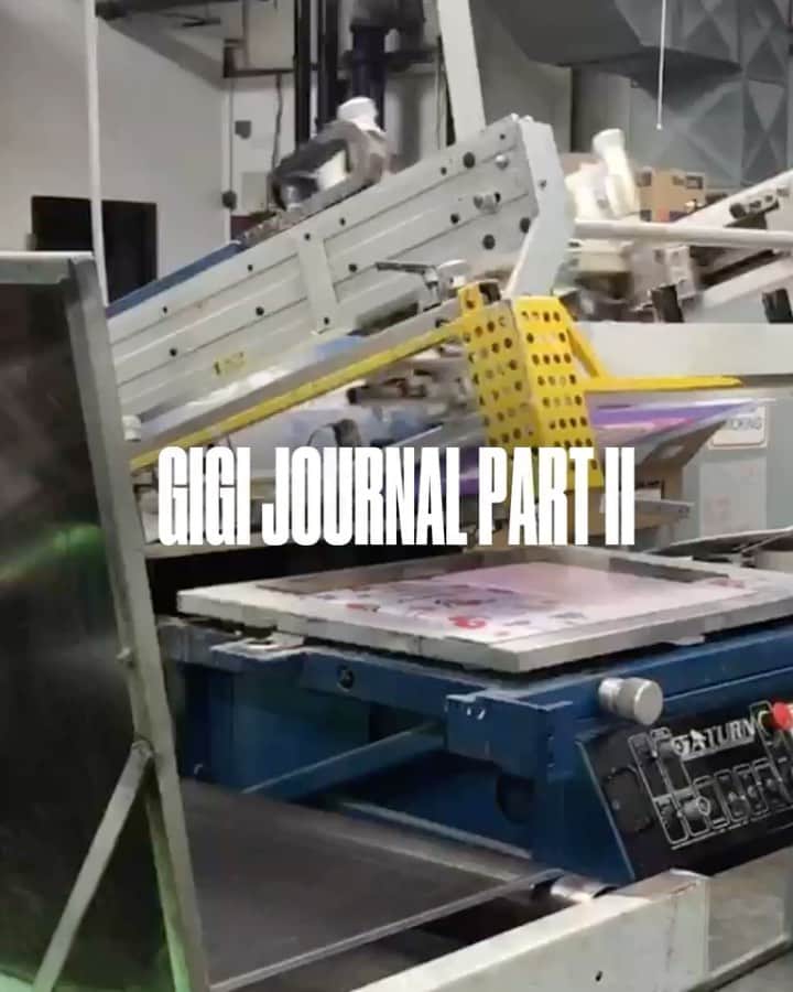 ジジ・ハディッドのインスタグラム：「4 DAYS til @vmagazine #GigiJournalPartII hits select newsstands ‼️‼️ Here is the cover being printed in its special combo of both UV & glow-in-the-dark ink 🌞🌙🤩 Can’t wait to finally get my hands on the first finished copy and see it shine 🔮😭 (link in bio to pre-order!)」