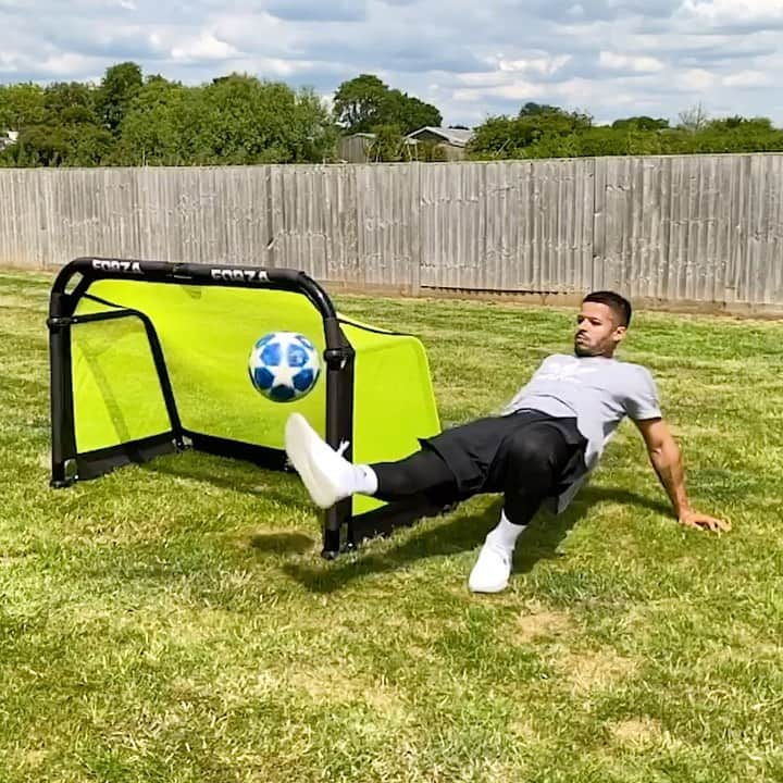 F2Freestylersのインスタグラム：「This might go down as one of my favourite trick shots yet... 🤩🔥 #Tekkers #trickshot」