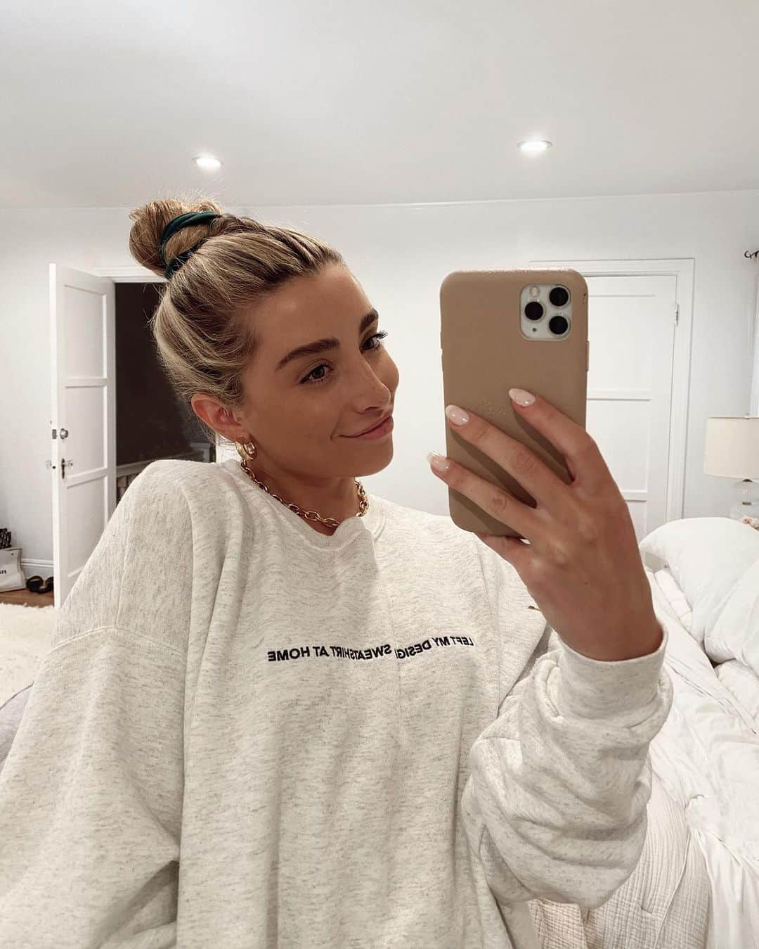 Lauren Elizabethのインスタグラム：「Pure relief and joy 🖤 thank you from the bottom of my heart for your support, messages, and comments. Apart of my healing process was truly just being honest so i can continue to create. I was not expecting a response so powerful that it would actually impact my recovery on this level so THANK YOU i can’t even write a caption to express my gratitude & do it justice. Thank you for empowering me & making me feel that being sober is cool 🖤🥺 (i cant believe I’m even writing all this it’s still so weird 🥴🥴🤯🤯😬🤢)」