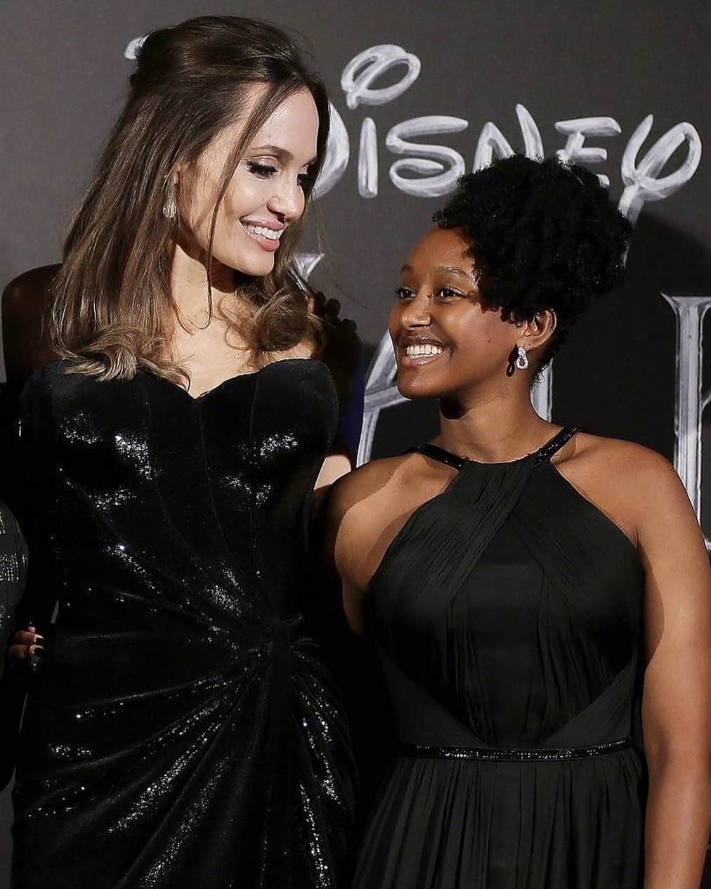 People Magazineさんのインスタグラム写真 - (People MagazineInstagram)「Angelina Jolie is a proud mom! ❤️ In a recent interview, the actress couldn't help but gush about her 15-year-old daughter, Zahara Jolie-Pitt, whom she adopted in 2005: "She is my family, but she is an extraordinary African woman and her connection to her country, her continent, is her own and it’s something I only stand back in awe of." ✨ Tap the link in bio for everything Angelina has said recently about adopting and raising her kids. 📷: Ernesto S. Ruscio/Getty Images」7月12日 3時06分 - people