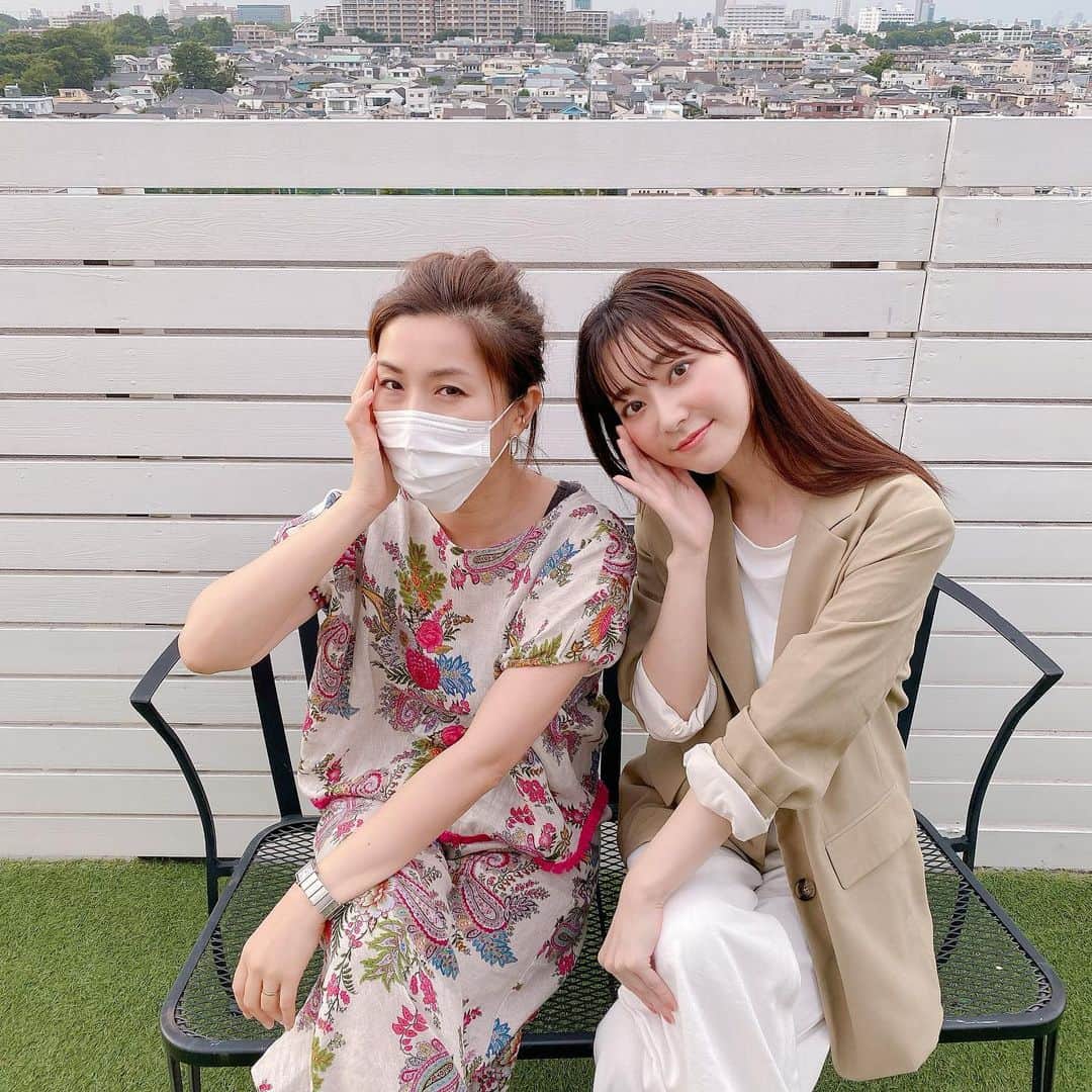 葉月祥子のインスタグラム：「花王ソフィーナipのbeauty撮影🧚🏻💞 ﻿ hair&makeartist長井かおりさん @kaorimake と💋❣️﻿ ﻿ お馴染みのメンバーでの撮影💐とても楽しかったです☺️💕﻿ ﻿  #花王 #ソフィーナip #sofinaip #beauty #撮影 #offshot#決めポーズ #キリッ #ふたりで澄まし顔#最後笑っちゃった #沢山写真撮れて嬉しかった  #spacecraft #葉月祥子」