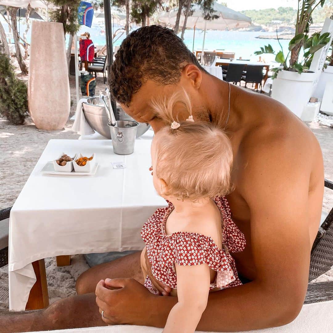 ティモシー・チャンドラーのインスタグラム：「thankful for you ❤️ #fatherdaughterlove #holidays」