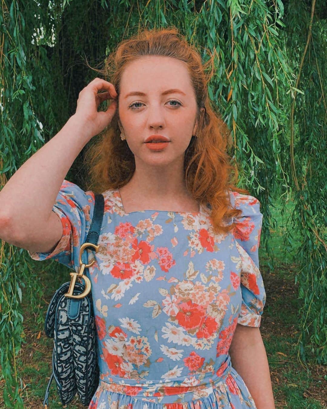 ベッキー・クルーエルのインスタグラム：「long willow tree 🌳! Been enjoying sewing so much, often inspired by these vintage Laura Ashley dresses I’ve been finding 👑 sharing all my sewing adventures on my story if you’re interested too 😊」