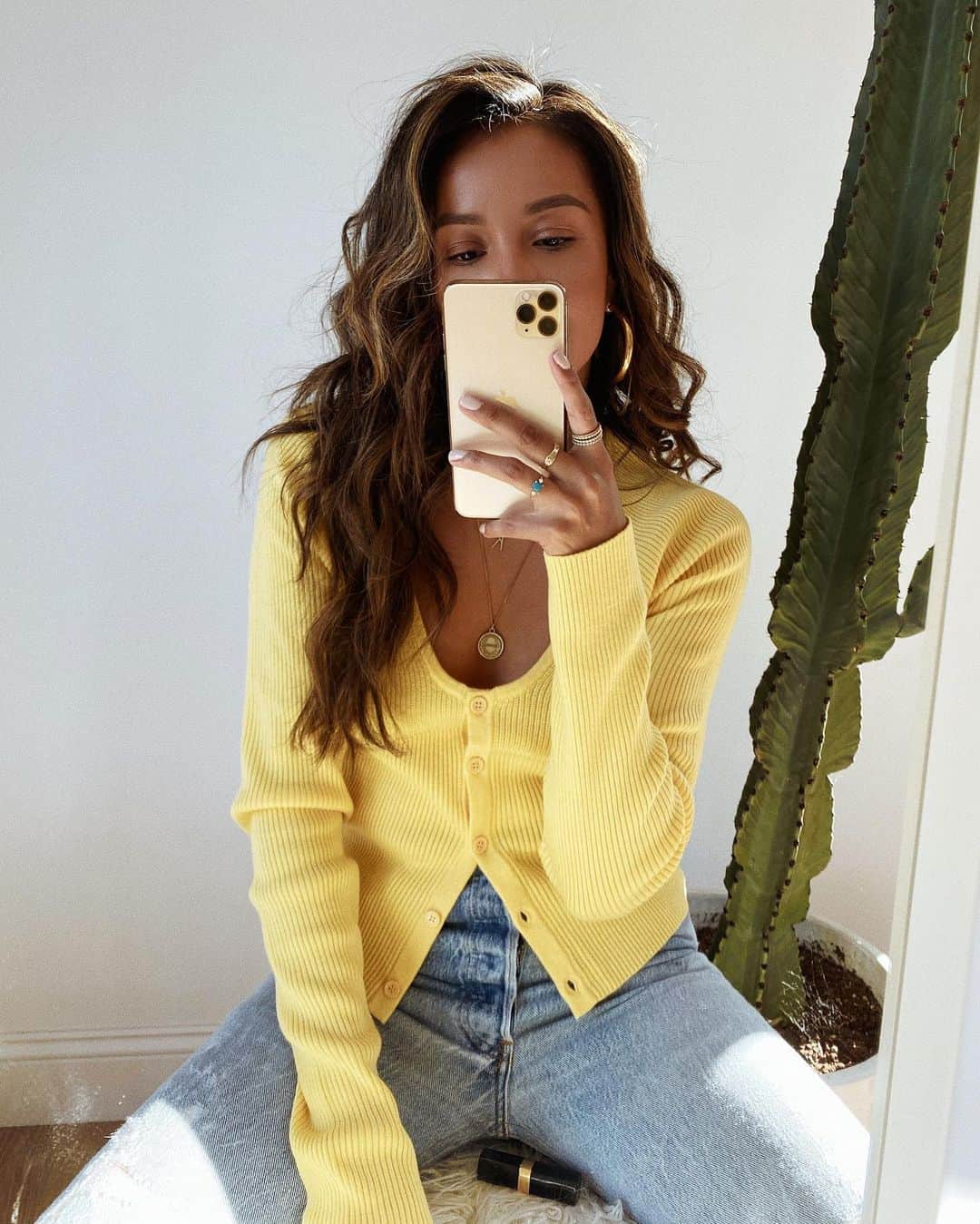 ジュリー・サリニャーナのインスタグラム：「I got that sunshine in my pocket ☀️🌵💛 • wearing @revolve」