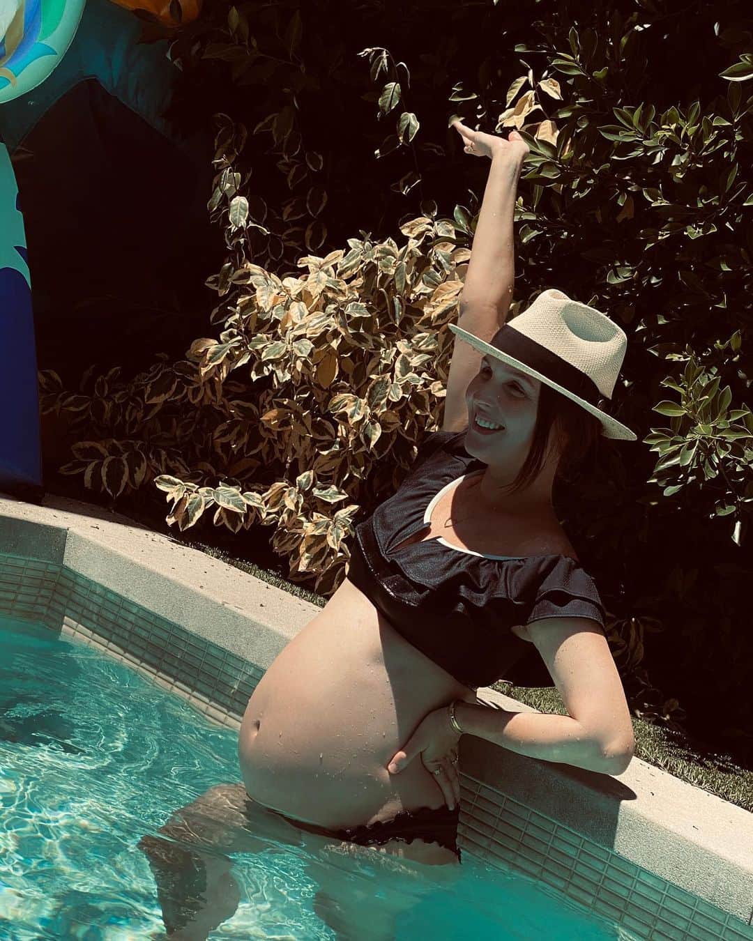 カミラ・ルディントンさんのインスタグラム写真 - (カミラ・ルディントンInstagram)「Woohoo 🥳🥳🥳🥳 to the neverendingggggg third trimester ha!! 🤦‍♀️🤣🤣🤣❤️❤️❤️🙌🙌🙌 #thirdtrimester #pregnantbelly #sunsoutbellysout」7月12日 3時50分 - camillaluddington