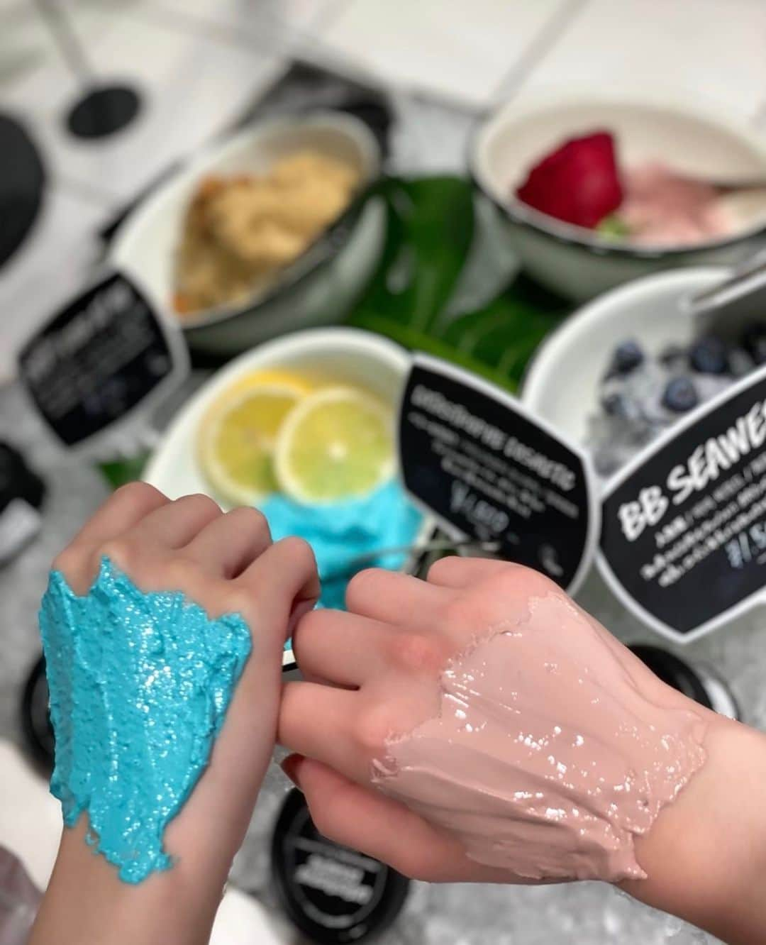 中野美来さんのインスタグラム写真 - (中野美来Instagram)「💙💗💙 . . めーーーーーーっちゃ前に おここと #lush さんに 行ってお肌すべすべになるやつ 塗ってもらった時の写真🤍🤍 . . おここが青色💙で 美来がピンク💗 . . 前のことすぎて成分とかは 忘れたんですが、、 すべすべになったのは 覚えてます✨✨ . . 11Proのポートレートで 撮ったんです😌 めっちゃいい感じ👍🏻💕  #nmb48 #中野美来 #梅山恋和 さん #lush #上手く撮れた ✨✨」7月12日 14時53分 - _miraco