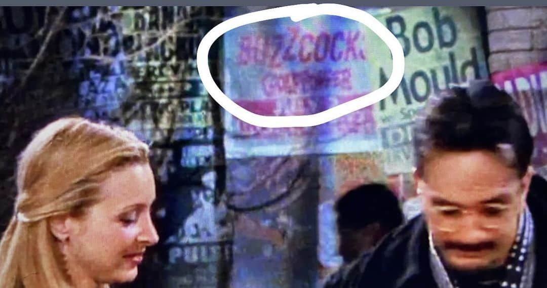 ジョン・フェルドマンのインスタグラム：「One of the best things about playing shows in the 90s was getting a tour poster put on the set of Friends! Not only were the Buzzcocks my favorite band growing up and we were on tour with them at the time but the poster made it in season 7 episode 11 “the one with all the cheesecakes“. I just watched this with @millafeldmann and she was so annoyed with me yelling ‘that’s my band’ over and over. Ha. @goldfingermusic @lisakudrow @hankazaria @irvingplaza @friends」