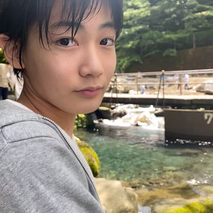 内田蓮さんのインスタグラム写真 - (内田蓮Instagram)「先日、川にマス釣りに行きました🎣 天気も良くて、気持ち良かったです☀️  やるなと思ってたけど....予想通り、すべって川に落ちました😓😓川から出る姿がカッパみたいで笑われました。笑  水がかなり透き通っていてきれいでしたよ🐠 9匹つれて、さばいて食べて最高な1日でした✨✨  アウトドア満載の休日でしたー🙌  #内田蓮 #ニコラ #nicola #メンズモデル #メンモ #川釣り #マス釣り #箱根 #カッパ #最高の思い出 #撮影時だけマスク外しました」7月12日 14時45分 - u_ren_ta