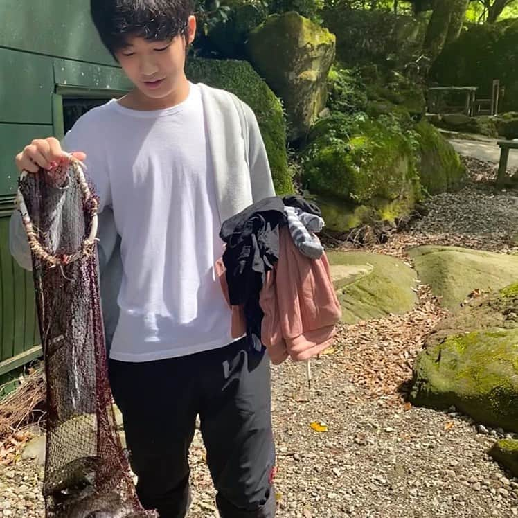 内田蓮さんのインスタグラム写真 - (内田蓮Instagram)「先日、川にマス釣りに行きました🎣 天気も良くて、気持ち良かったです☀️  やるなと思ってたけど....予想通り、すべって川に落ちました😓😓川から出る姿がカッパみたいで笑われました。笑  水がかなり透き通っていてきれいでしたよ🐠 9匹つれて、さばいて食べて最高な1日でした✨✨  アウトドア満載の休日でしたー🙌  #内田蓮 #ニコラ #nicola #メンズモデル #メンモ #川釣り #マス釣り #箱根 #カッパ #最高の思い出 #撮影時だけマスク外しました」7月12日 14時45分 - u_ren_ta