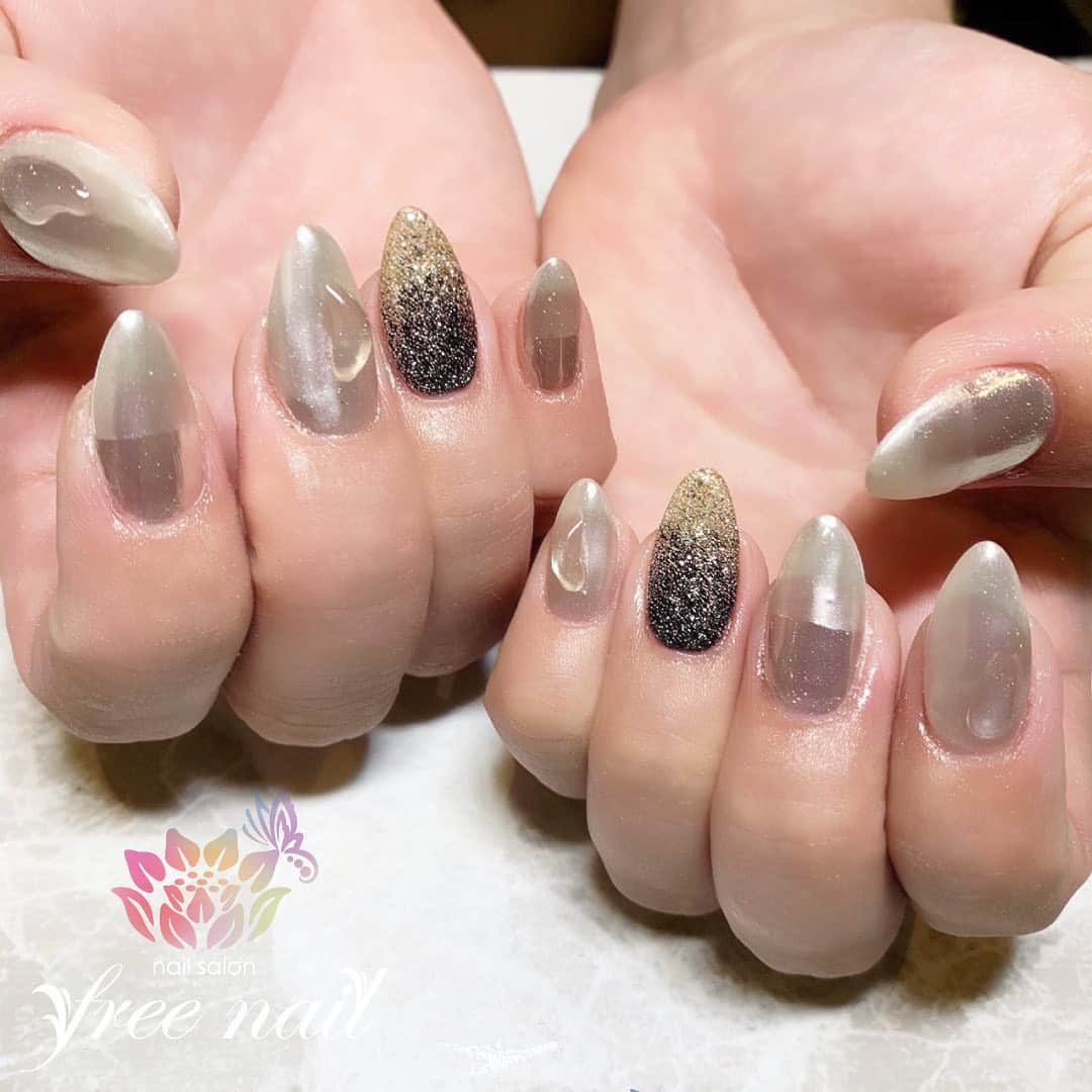 free nail フリーネイルのインスタグラム：「. お客様ネイル💅🏻🌞 . ミラーニュアンス💠✨ . シックな大人ネイル🪐✨ . ▶︎▶︎▶︎スワイプして動画も見てね☝︎🎬✨ . ご来店ありがとうございました🙇🏻‍♀️🙇🏻‍♀️🙇🏻‍♀️💗 . #ネイルアート #ジェルネイル #ネイルサロン #大阪ネイルサロン #ネイルデザイン #ネイルチェンジ #ミラーネイル #ニュアンスネイル #グリッターネイル #ギラギラネイル #ベージュネイル #ゴールドネイル #シンプルネイル #大人ネイル #デザインネイル #トレンドネイル #おしゃれネイル #夏ネイル #summernails #nailsart #nailsdid #美甲 #日式美甲 #日式美甲胶 #日本美甲师 #日本美甲老师 #美甲上课 #日本胶 #フリーネイル #freenail」
