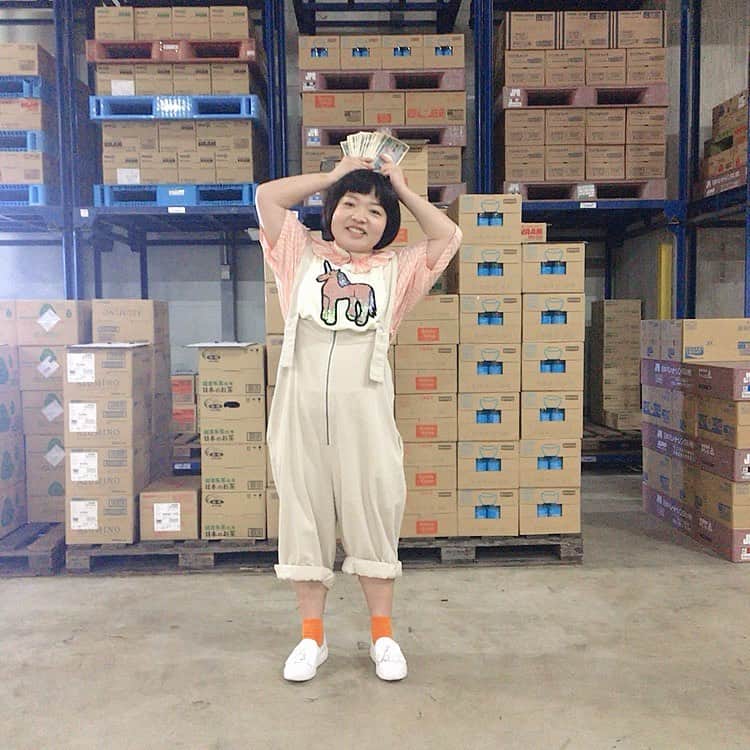 おかずクラブのインスタグラム：「#かりそめ天国 こんにちは〜 スタイリストのAyumiです。 今日の東京は暑いね。。。 先日OAだった「かりそめ天国」のオカリナさん衣裳です！ トップスは以前着用したリメイクトップスに、でっかいユニコーン🦄のワッペン縫い付けました！ サロペット👉🏻merlot @merlotcamp  大量の千円札👉🏻かりそめ天国 その他スタイリスト私物  Styled by @ayumiii_2019   衣裳もだけど、かりそめ天国の公式インスタにアップされてたオカリナさんが凄すぎて思わずスクショした📸 #かりそめ天国  #おかずクラブ #オカリナ #okazugram」