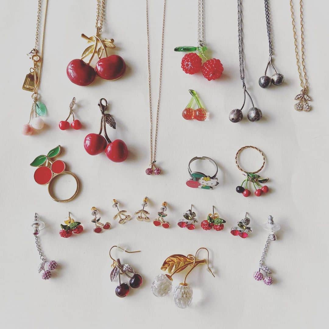 おおたうにさんのインスタグラム写真 - (おおたうにInstagram)「🍒cherry🍒( 2 ) pendants, pendant tops, rings, earrings いただきものもいっぱい❤️ なんて可愛いんでしょう！ #今日のアクセサリー #collection #accessoriesoftheday #cherry #fashion」7月12日 13時26分 - outa_uni