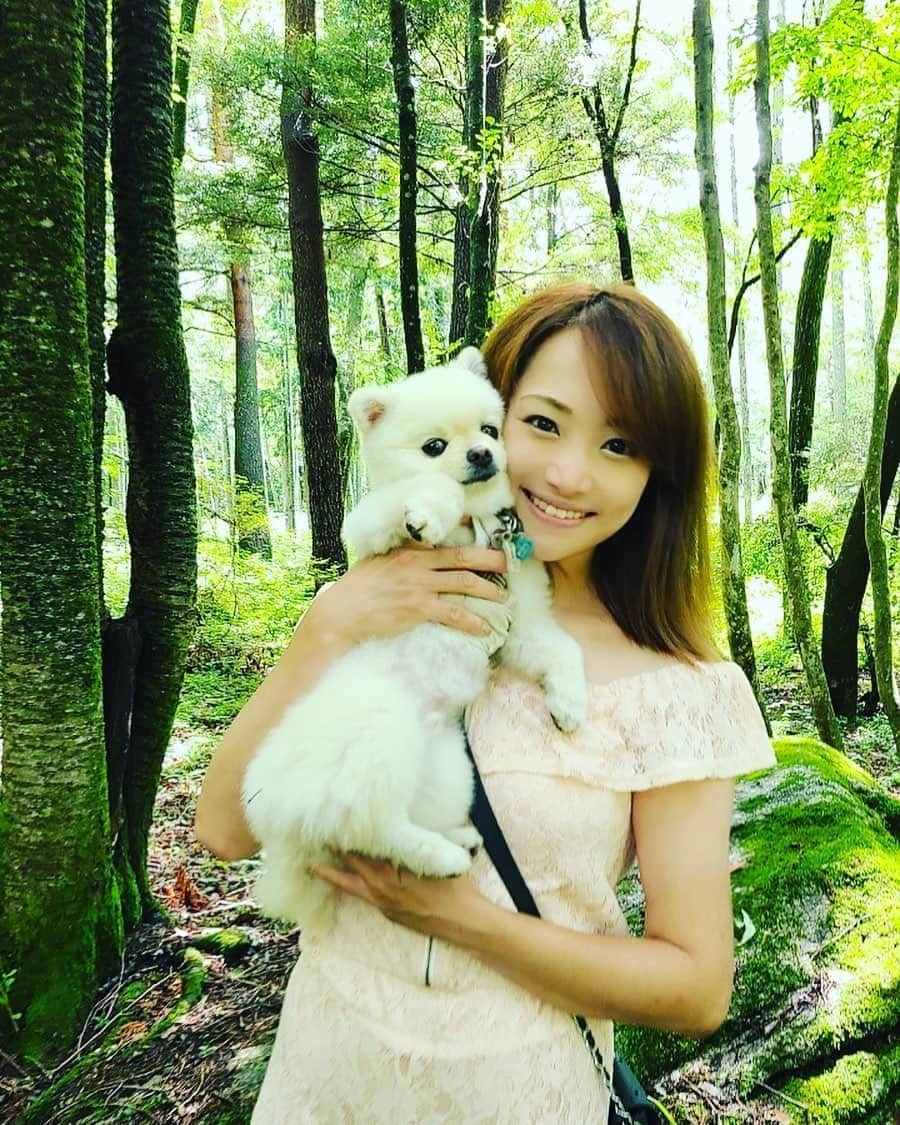 葵ゆりかのインスタグラム：「おもちとわたし♡  #愛犬　#おもち　#ポメラニアン　#pomeranian #ポメ　#白ポメ　#ふわふわ　#もこもこ　#わんことお出かけ　#dogstagram #instadog #わんこ　#いぬ　#dog #犬バカ部」