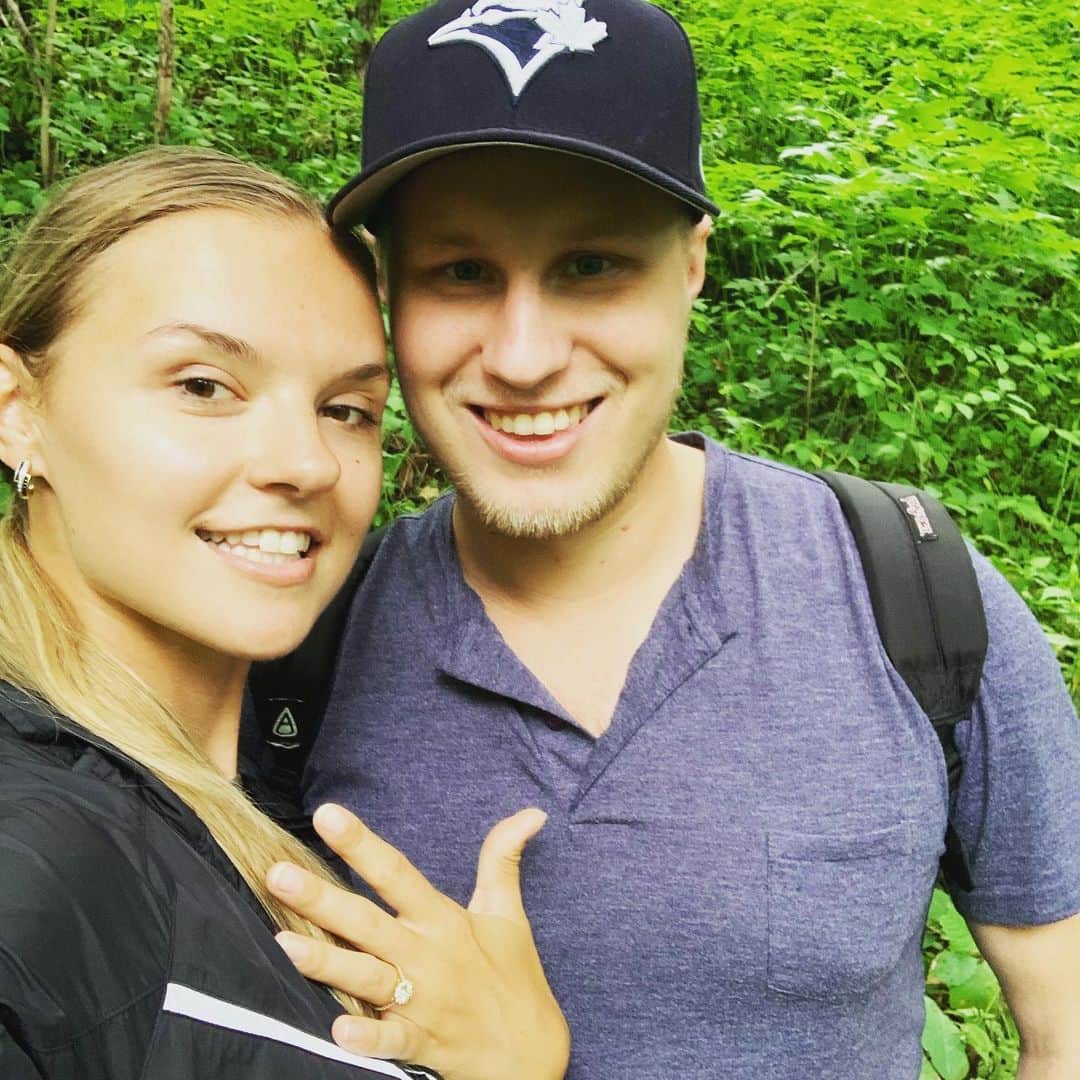 ナタリヤ・ポポワのインスタグラム：「So this happened today!😍💍 #covidmakestheheartgrowfonder #engaged #isaidsurewhynot #bestfriends」