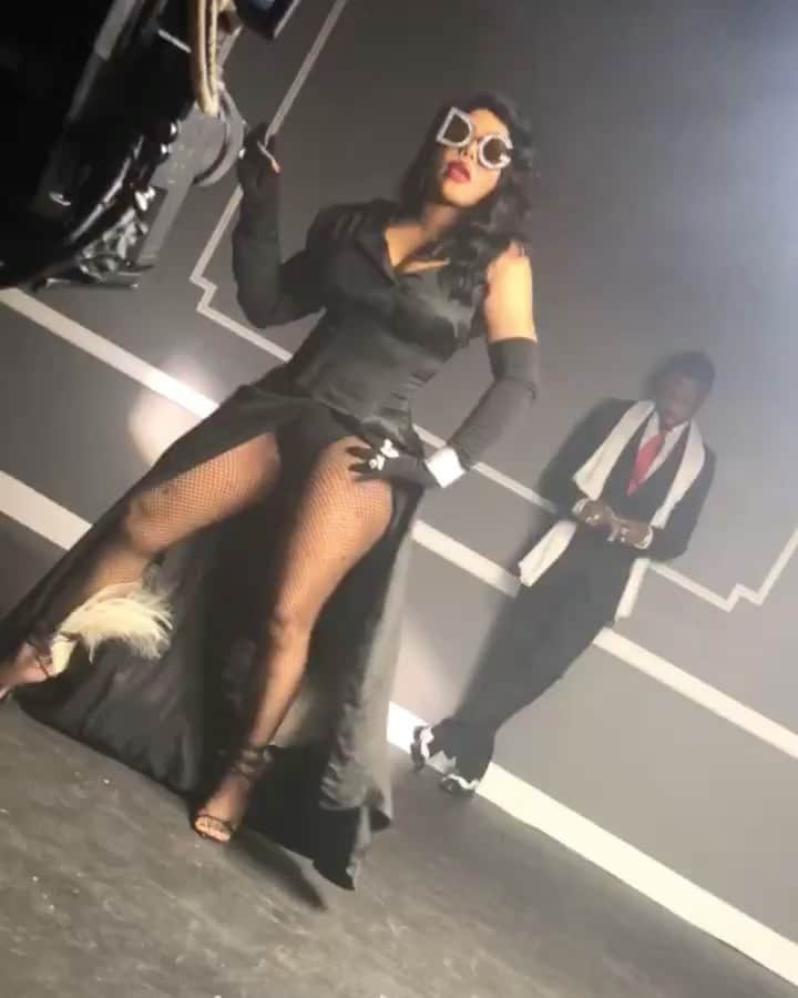 ファボラスのインスタグラム：「Happy Bday to the realest!! The Queen MF’ing Bee!! As loyal as they come. Hope you enjoyed YOUR day! 🖤   Everybody Celebrate Life for @lilkimthequeenbee 🎈」