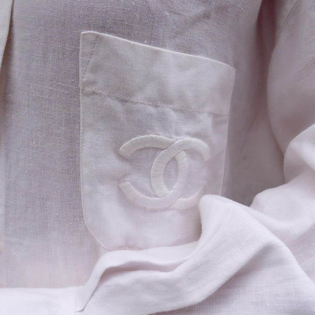 Vintage Brand Boutique AMOREさんのインスタグラム写真 - (Vintage Brand Boutique AMOREInstagram)「Vintage Chanel CC oversized linen shirt. No size description   On website search for AO26802  ▶︎Free Shipping Worldwide✈️ ≫≫≫ DM for more information 📩 info@amorevintagetokyo.com #AMOREvintage #AMORETOKYO #tokyo #Omotesando #Aoyama #harajuku #vintage #vintageshop #ヴィンテージ #ヴィンテージショップ #アモーレ #アモーレトーキョー #表参道 #青山 #原宿#東京 #chanel #chanelvintage #vintagechanel #ヴィンテージ #シャネル #ヴィンテージシャネル #シャネルヴィンテージ #amorewardrobe #アモーレワードローブ」7月12日 13時43分 - amore_tokyo