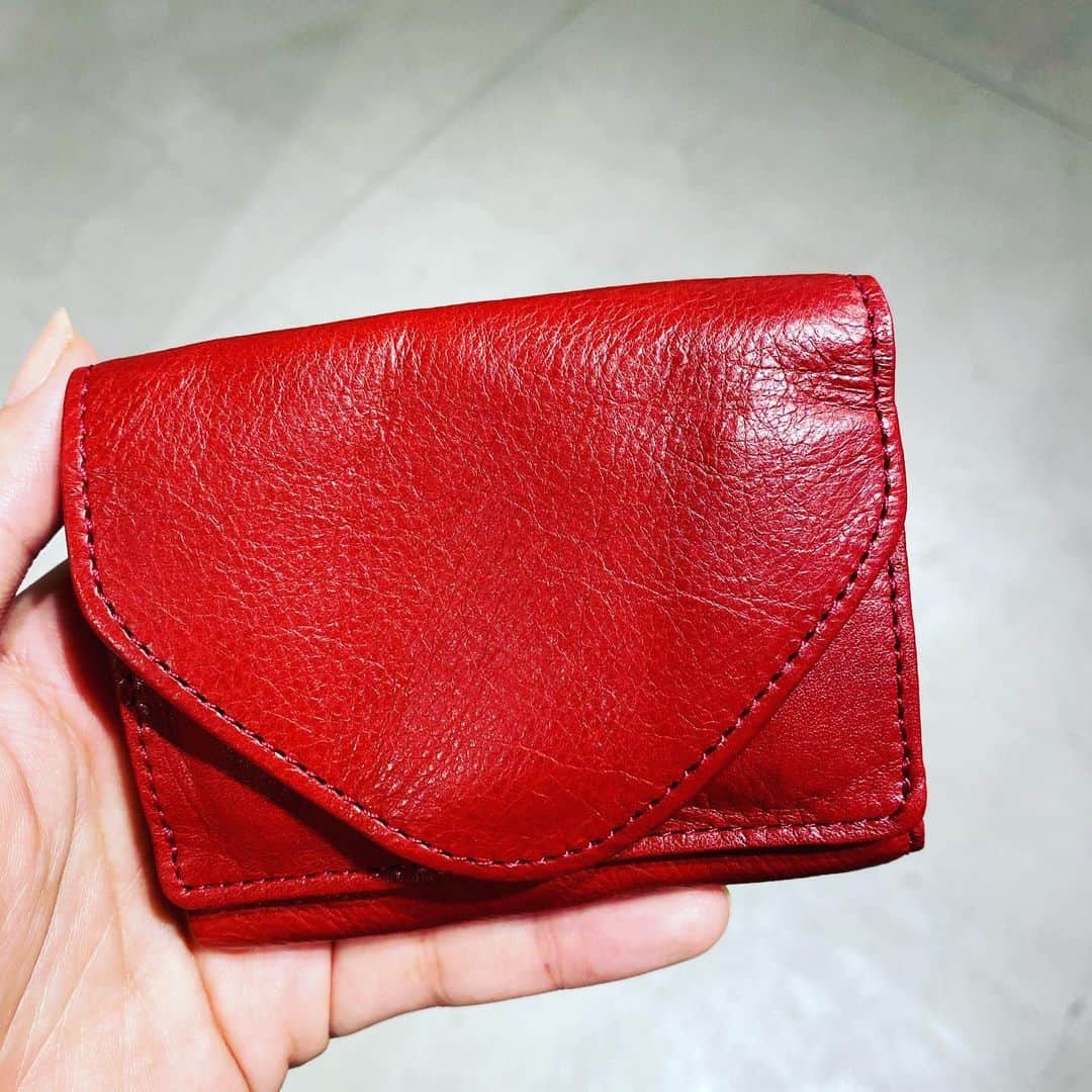 緒月遠麻さんのインスタグラム写真 - (緒月遠麻Instagram)「☺︎ 今、気になってる 赤い財布。 今、使ってる シルバーの財布。  いやいやいや ウルトラマンカラーやん。笑  #無意識って怖い」7月12日 13時36分 - toma_ozuki