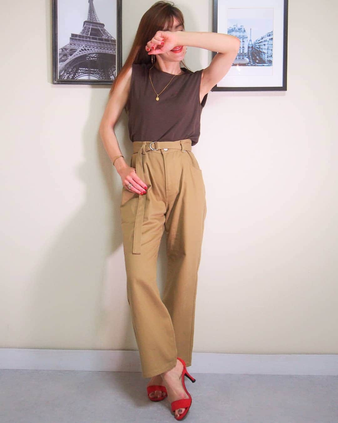 nori0620のインスタグラム：「落ち着いた配色の時には どこかに色味をプラス🍎🍒🍹  地味にまとまらないように アクセサリーも取り入れながら♪  雨降りが続いて 久しぶりのお天気の休日  気付いたらセミの鳴き声も🍉  #tops……@gu_for_all_ #pants………@stunninglure #accessory……@ships_official #sandal………@nanouniverse_official  #instafashion #fashionfashion#fashionsnap #outfit #code #ファッション #コーデ #大人カジュアル #男の子ママ#gu#stunninglure #プチプラコーデ #ママファッション #ママコーデ #locari #mineby3m #」