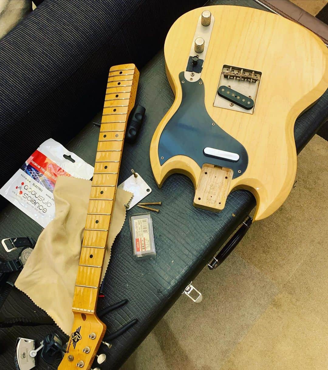 川谷絵音さんのインスタグラム写真 - (川谷絵音Instagram)「久しぶりにこのギターを使ってレコーディングするので、メンテしてもらってる。 #rsguitarworks」7月12日 13時45分 - indigolaend