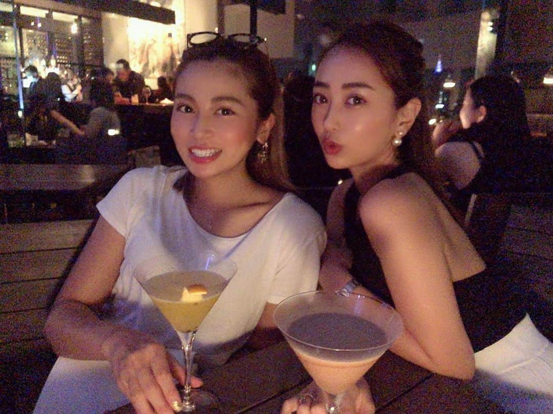 佐野友妃子さんのインスタグラム写真 - (佐野友妃子Instagram)「Martini片手に🍸 夜はこうやって夜風に当たりながら ゆったり好きなこと語る時間が好きだったりする🤍🌙  TRのchocolatemartiniは格別🖤  . みんなはなに語るぅ？🌬」7月12日 13時46分 - yukikosano1111