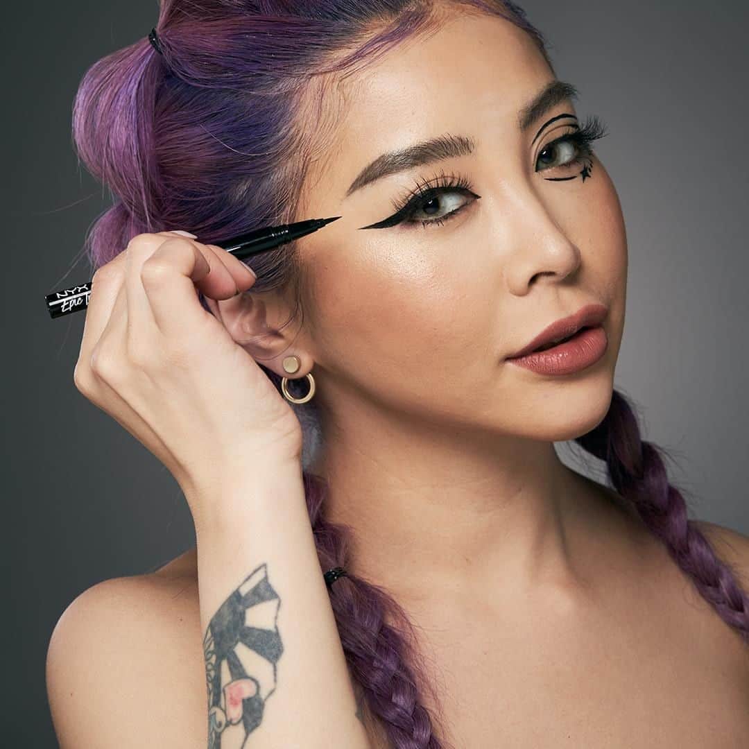 NYX Professional Makeup JPのインスタグラム：「\夏に大活躍 ☀️ ウォータープルーフアイライナー/ . しなやかで細いラインもインパクトのあるラインも描ける #エピックインクライナー 🤩  #ウォータープルーフ タイプだから夏にも活躍すること間違いなしだよね 🌴  . 📷 @wmwmarianu  使用色：01ブラック ￥1,500(税抜) . #メイクアップジャンキー #LAメイク #リキッドアイライナー #アイライン #メイクプロセス #アイライナー #ウォータープルーフ #アイメイク #メイク崩れ #マスカラ #コスメ部 #コスメ情報 #コスメ垢 #コスメ紹介 #コスメ好きな人と繋がりたい #カラーメイク #デパコス #海外コスメ #コスメレビュー #プチプラコスメ #コスメ購入品 #コスメマニア #LA #nyxprofessionalmakeup #nyxcosmeticsjp #cosme #makeup #makeuplove #instamakeup 15週間前」