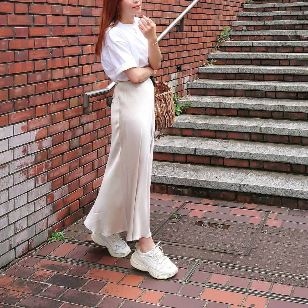 nori0620のインスタグラム：「異素材で楽しむニュアンスカラー  サテンスカートはシンプルなTシャツも 格上げしてくれる🤭✨  着回しがきく #エアリズムコットンオーバーサイズtシャツ @uniqlo   昨日今日と、⚽の試合続きで 帰ったら、夕ご飯さえ食べずに ぐったりバテながらも  翌日も朝早くから頑張りました💨  今日は点を決めてくれた息子  スポーツで鍛えられる精神や体力は きっとこれからも役立つんだろうな✨  今日はいっぱい誉めてあげたい☺️✨  #tops……@uniqlo #skirt………@zara #shoes………@gu_global  #instafashion #fashion#fashionsnap #code #outfit #ファッション #コーデ #大人カジュアル #夏コーデ#男の子ママ #uniqloginza2020ss #uniqlo#ユニクロTシャツ部 #エアリズムコットンオーバーサイズtシャツ #zara#サテンスカート #プチプラコーデ #ママファッション#ママコーデ #mamafashion #locari #mineby3m」