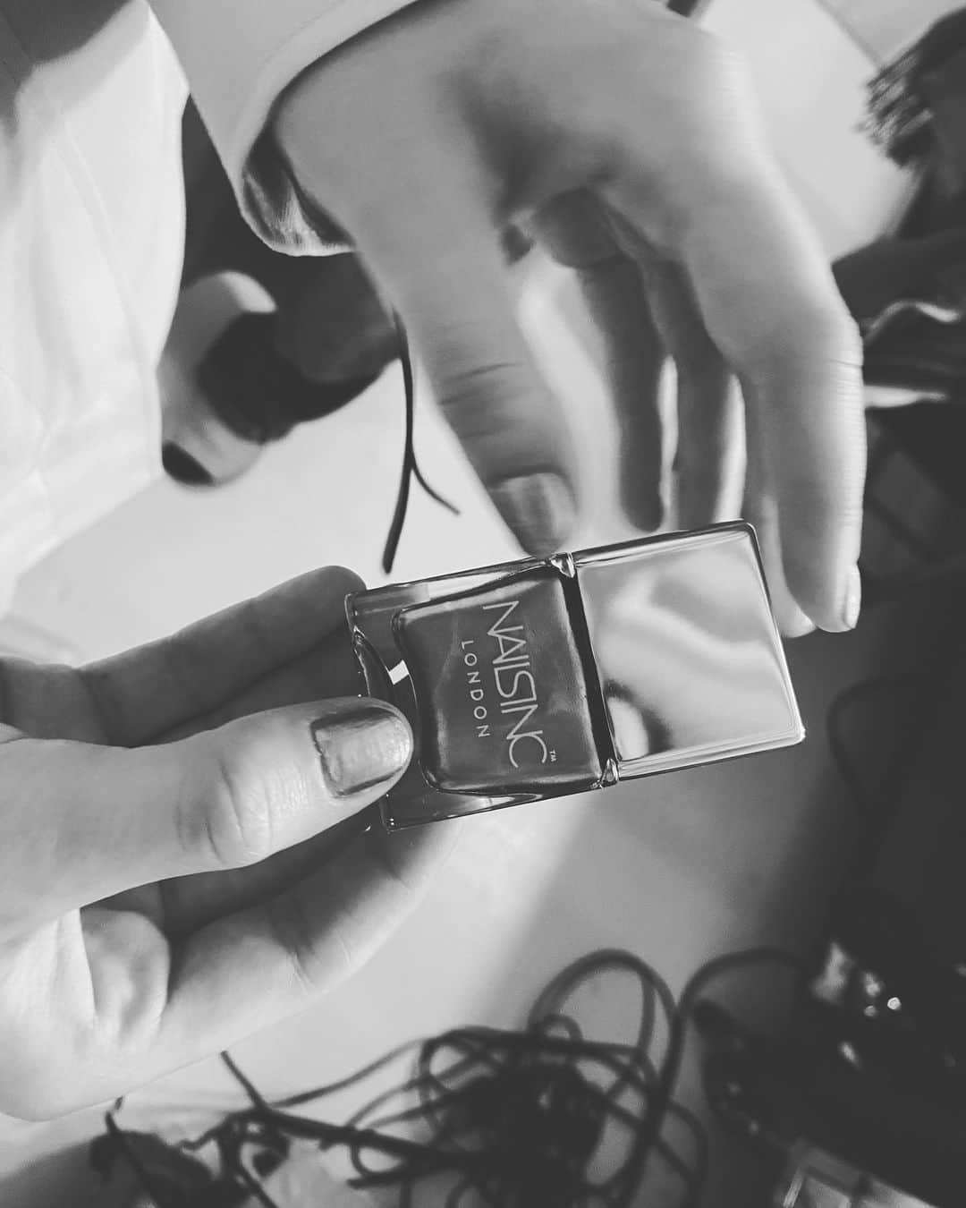 JUNNAのインスタグラム：「久しぶりドハマりしたポリッシュ✨  まるで、アクセサリー  黄色味ゴールド  撮影現場で出会ってその場でポチリ👆  短く整えた指にON  AWのお洋服にハマるー🍂  ※写真はモデルちゃんの手を拝借  #ネイル ノーバックス ギブン  リヴィン フォー ザ ビリオン」
