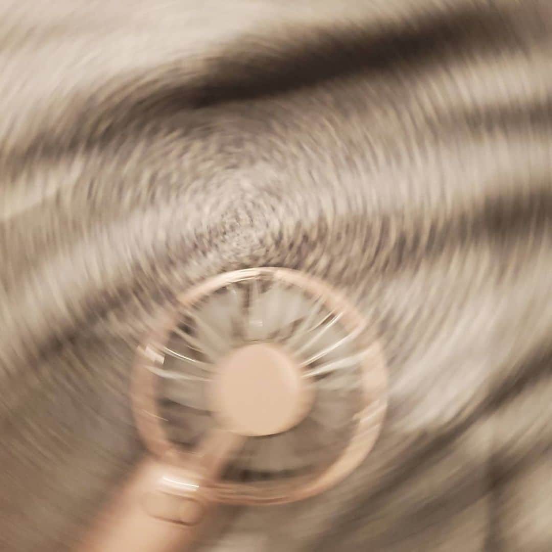 古賀隼斗さんのインスタグラム写真 - (古賀隼斗Instagram)「風感じられずにはいられない写真。  ブレの支点がブレると2枚目のようになります。  やはり円形のものが映えますね。  #kanaboon #古賀隼斗 #ブレの美学 #ハンディファン」7月12日 14時08分 - kanaboontuna