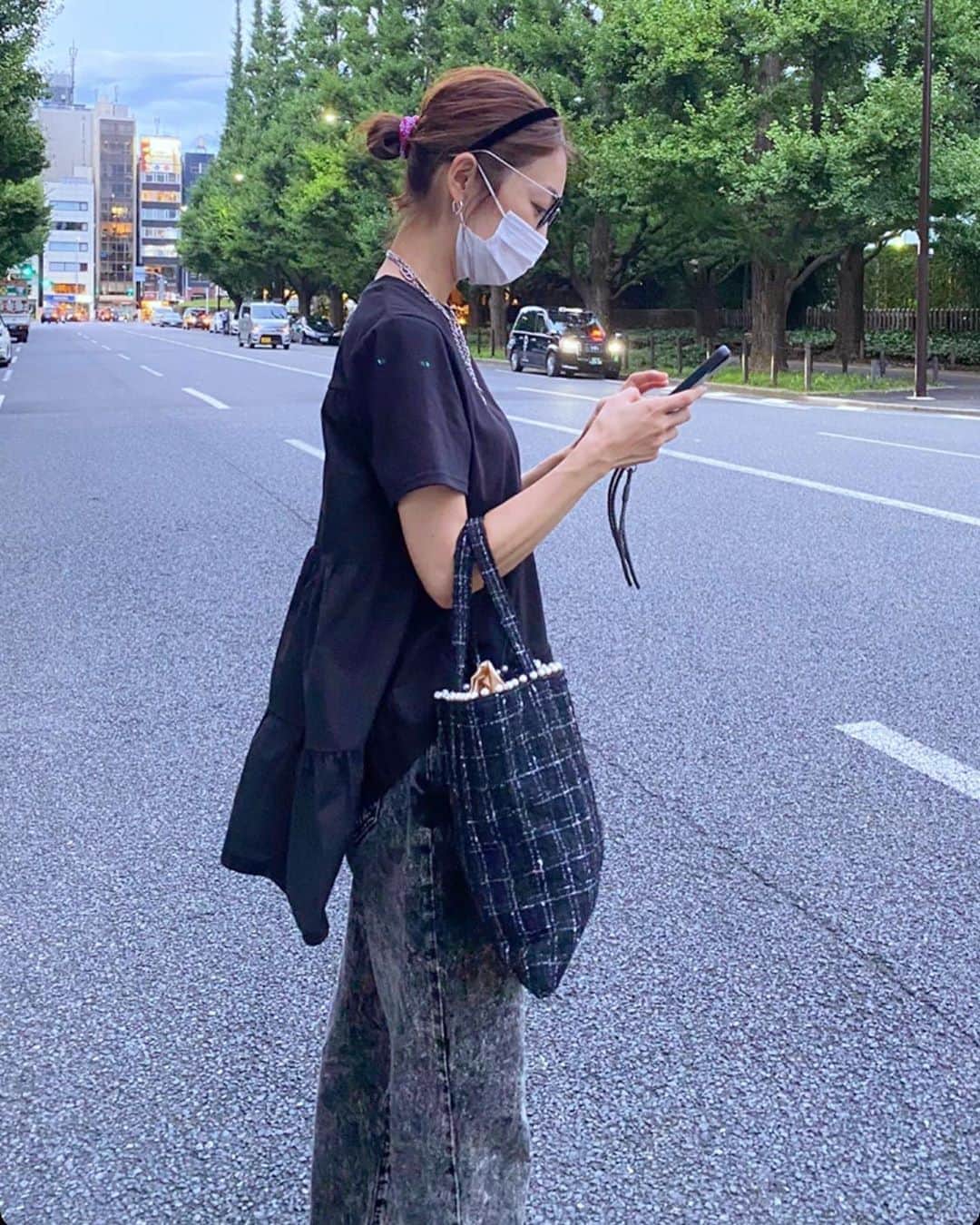 のインスタグラム：「-﻿ 銀杏並木を撮ってる私を麻衣子ちゃんが写真🤳撮ってた笑﻿ ﻿ 気付きもしてなかった😅﻿ ﻿ 銀杏並木のお店はテラス席が多いので、オススメ🍃換気も良いし、何より空気が良くて気持ちが良い✨﻿ ﻿ hair item #alexandredeparis_japan #franceluxejapan  tops #fleur_clothes  denim #celine  shoes necklace #hermes  bag #fleur_bag  ﻿ #coordinate#コーディネート」