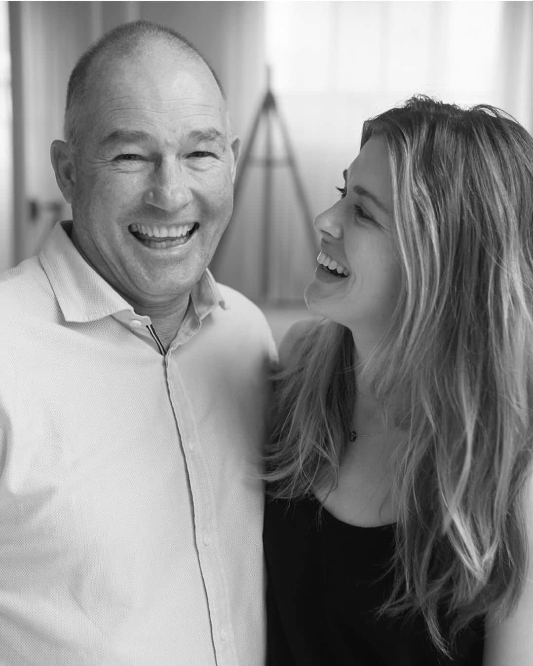 Victoria Leeのインスタグラム：「Sending lots of love to my Dad🎈Happy Birthday! 🎉🤗❤️ Thank you @arthurelgort for this picture 🖤」